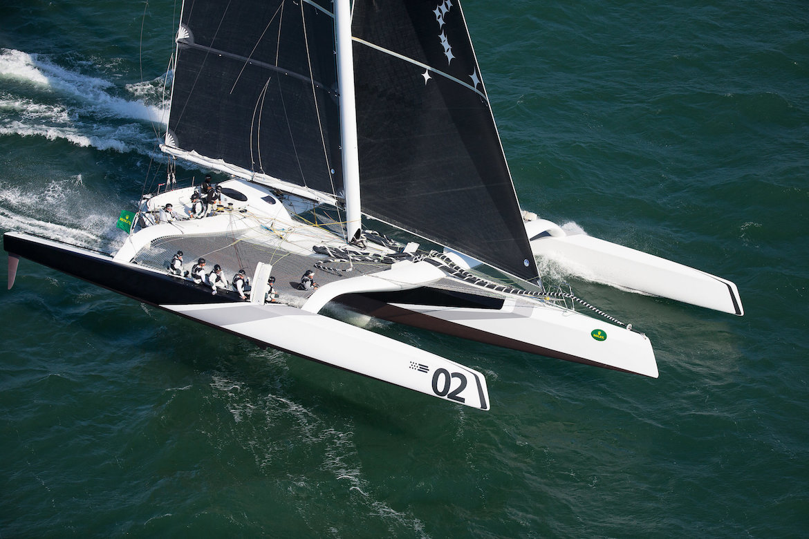 Trimarã MOD70 Orion navegando em alta velocidade no mar aberto