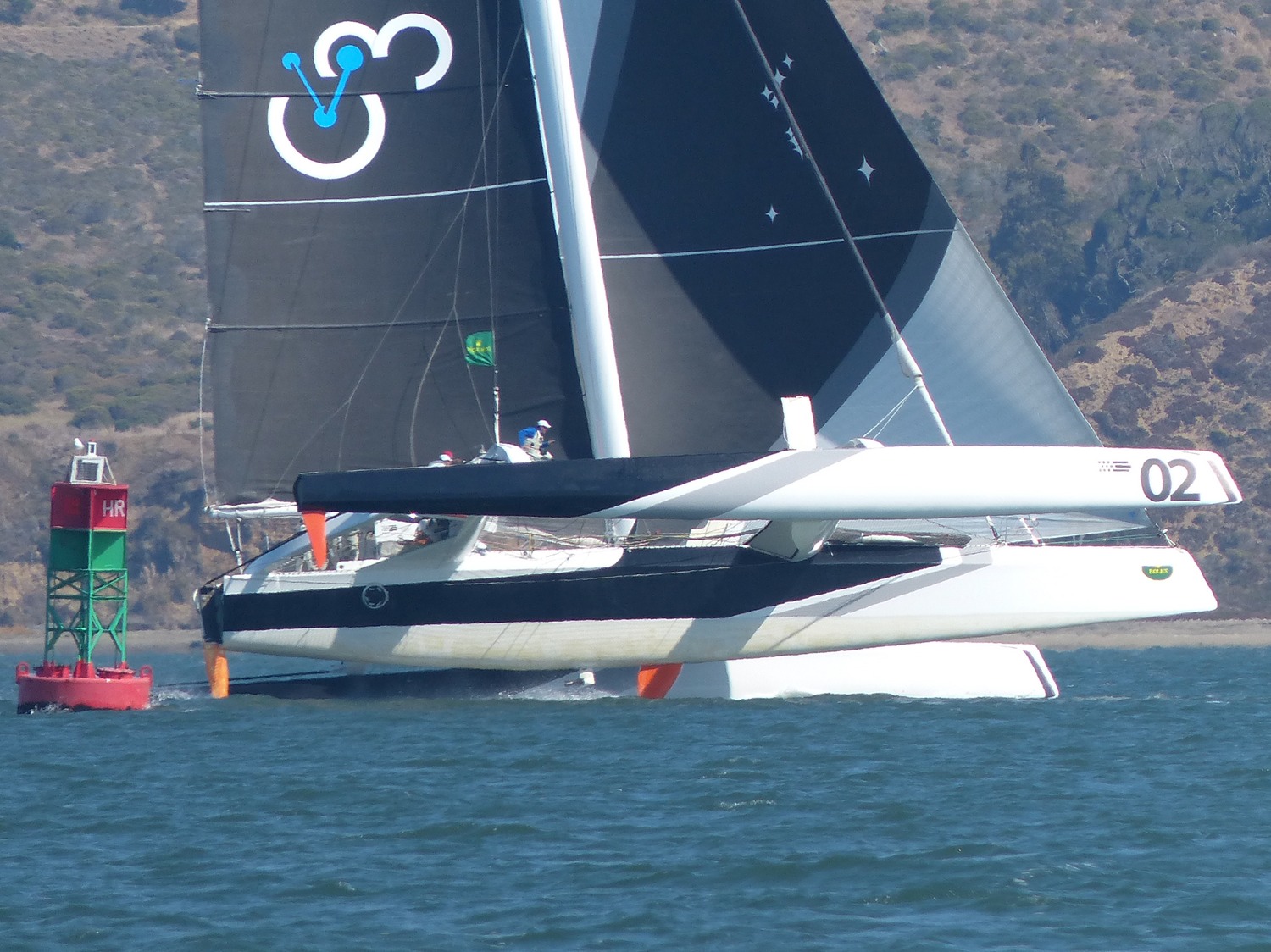 Tripulação a bordo do trimarã durante navegação
