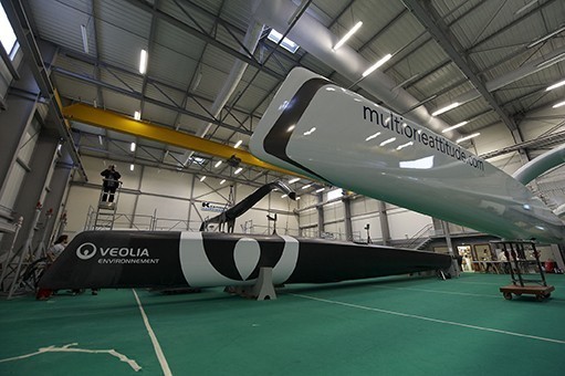 MOD70 Orion, trimarã de fibra de carbono, em preparação no galpão