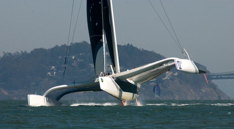 Trimarã navegando com os cascos fora d'água