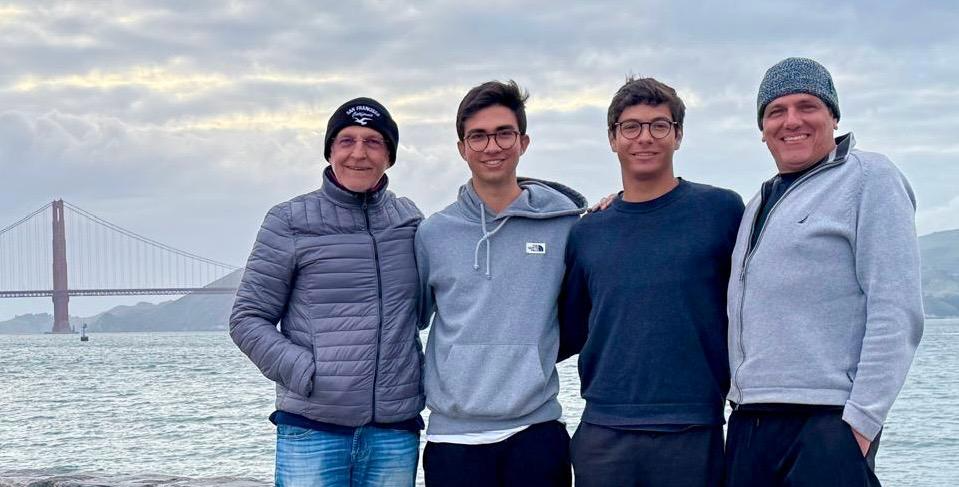 Tripulação reunida com a Golden Gate Bridge ao fundo